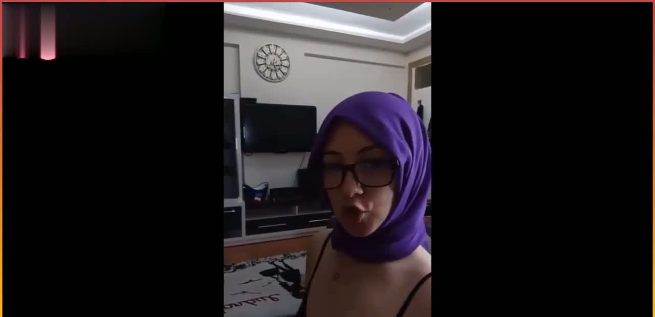 Türbanlı yengesini ağzına almaya ikna ediyor